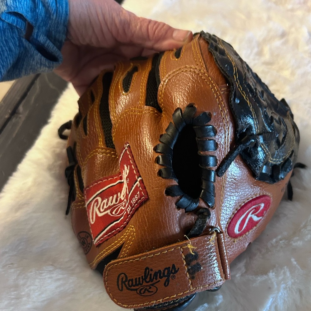 Rawlings RBG95 9.5” baseball glove plus 2 new tballs HG103